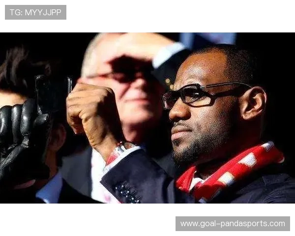 足球球星与红酒瓶大小对比揭示运动员体型的秘密与差异